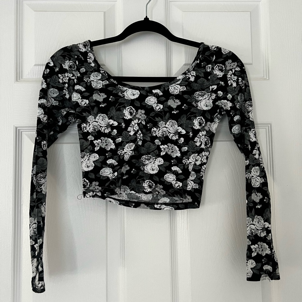 B&W floral long sleeve crop top